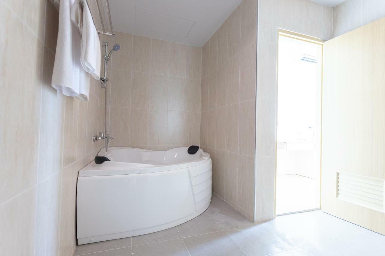 O2 Hotel Лопбури Экстерьер фото